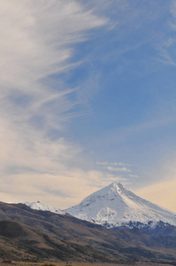 Lanin 火山是阿根廷和智利边境上一个冰层的锥形胡德雪山。它构成了二个国家公园的部分 Lann 在阿根廷和比亚里卡在智利