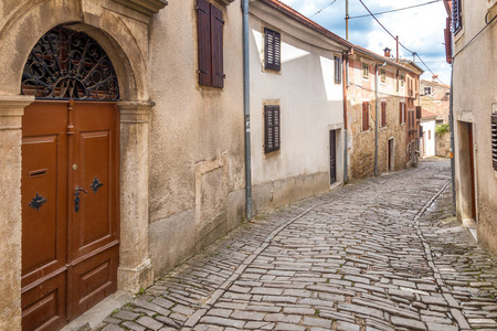 Motovun 市的一条古老的石街, 位于克罗地亚的伊斯特拉, 欧洲