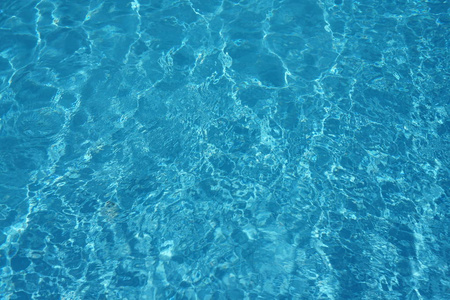 表面的蓝色游泳池，游泳池里水背景