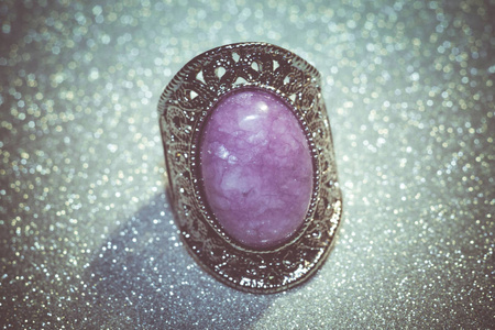 复古银色首饰与紫色粉红色的石头, 紫锂辉石, 玛瑙或石英, 过滤
