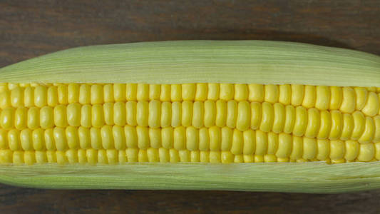 餐桌上的新鲜玉米特写图像背景