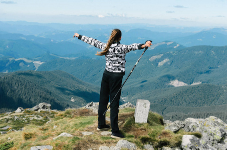 妇女旅游山喜悦