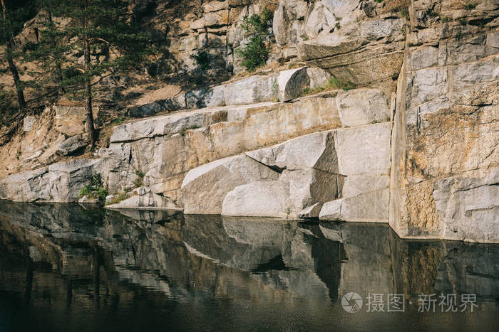 风景秀丽的岩石峭壁在平静的湖