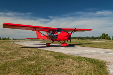 一架红色的轻型飞机在私人机场准备飞行