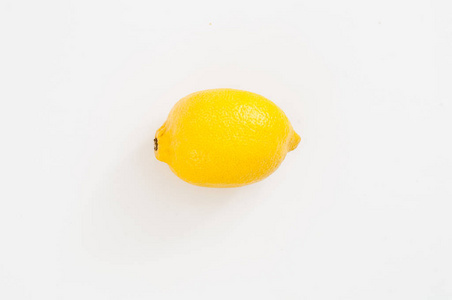 一个黄色成熟柠檬在白色背景下分离