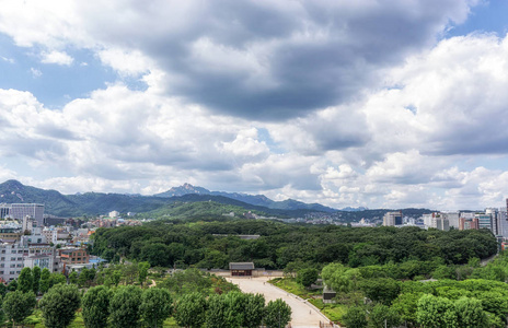 宗庙公园风景与 bukhansan 山在背景。取自韩国首尔 Sewoon 广场