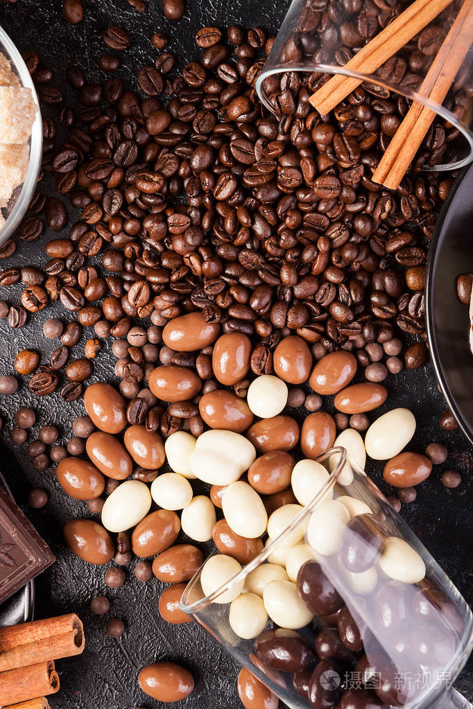 咖啡豆和花生洒在巧克力里的玻璃杯