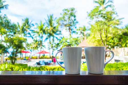 热咖啡杯, 带美丽的热带室外美景, 放松休闲