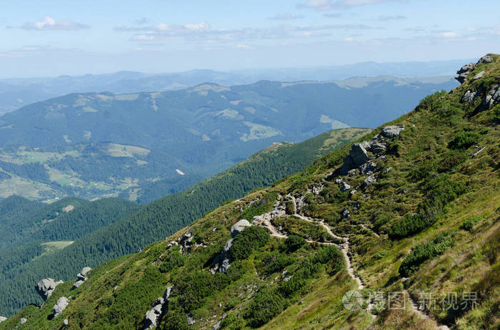 青山与天空的山水