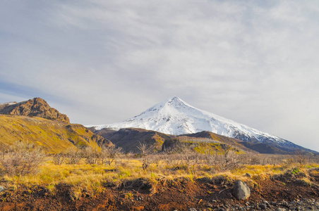 Lanin 火山是阿根廷和智利边境上一个冰层的锥形胡德雪山。它构成了二个国家公园的部分 Lann 在阿根廷和比亚里卡在智利