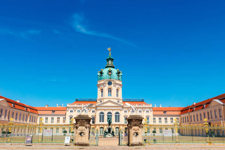 在柏林的夏洛滕堡宫主入口庭院。德国