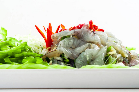 白色背景的蔬菜和辣椒酱海鲜沙拉