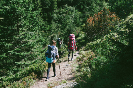 登山者背包在山上欣赏山谷景色