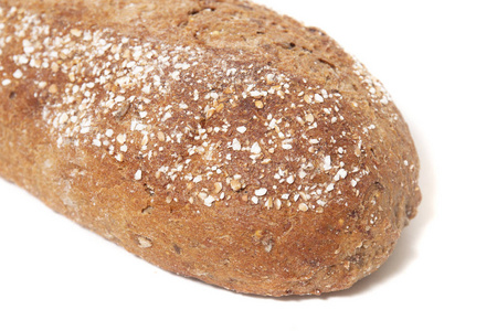 白色背景下传统法式面包的特写视图