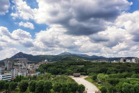 宗庙公园风景与 bukhansan 山在背景。取自韩国首尔 Sewoon 广场