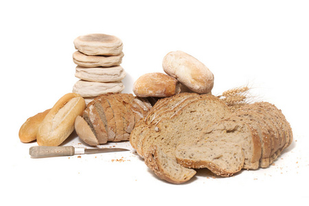 白底谷物籽面包的传统切片
