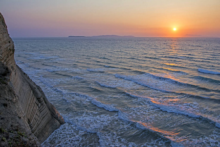 美丽的日落在海与峭壁在著名 Logas 海滩峭壁在科孚海岛, 希腊