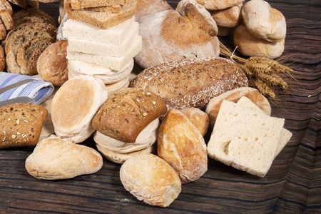 木桌上几种烘焙面包品种的新鲜品种