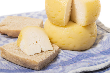 黄色山羊奶酪被隔离在白色背景上