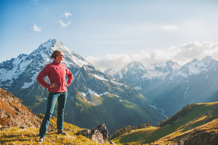 女人站在山顶室外的徒步旅行者