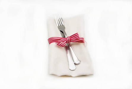 白色背景餐巾和餐具