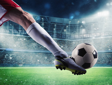 好伤心好难过足球运动员与 soccerball 在体育场为比赛准备好照片