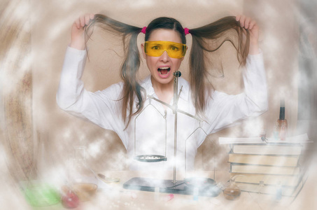 疯狂的 owerworked 化学家的学生在压力和她的头发在烟雾中。化学秋季考试工作