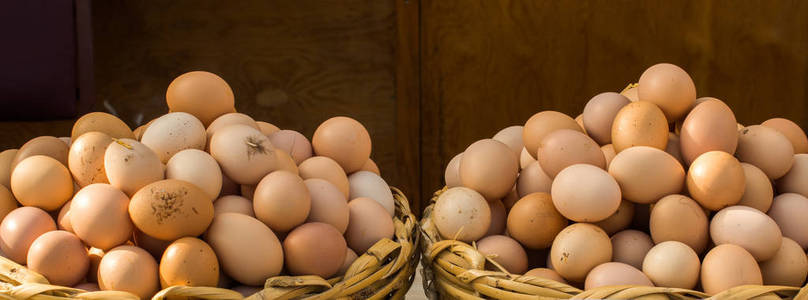 有机新鲜农场蛋在秸杆篮子里