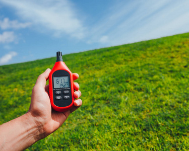 便携式扫描仪便携式温度计在手测量室外空气温度和湿度照片