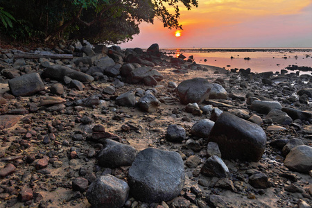 热带海滩在退潮时间在日落背景。泥阳海滩。普吉岛。泰国