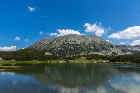 令人惊叹的景观与 Muratovo 湖和托多尔卡峰，皮林山，保加利亚