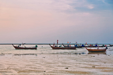 日落时在海滩附近的传统泰国船只。泥阳海滩。普吉岛。泰国