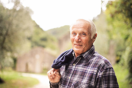 老人, 祖父正面微笑在农村照片