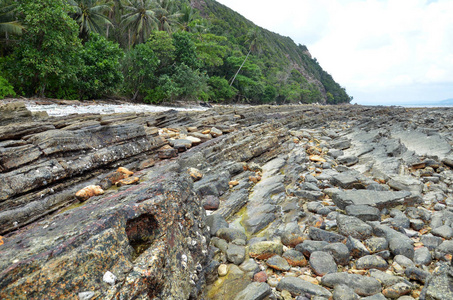 热带岛屿岩石海滩景观