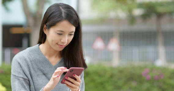 在室外使用手机的女人