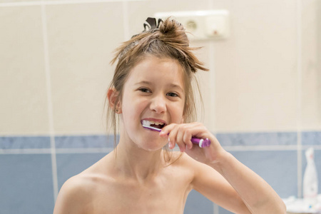 小开朗的女孩刷牙。口腔 医学。口腔保健服务