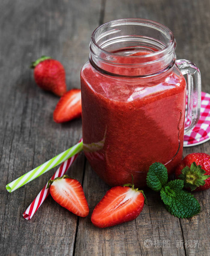 木桌上的草莓冰壶