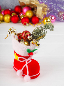 圣诞靴袜充满礼物, 枝圣诞树冬青树和棒糖棒