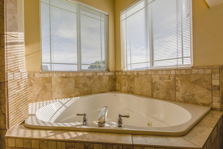 现代家居中的喷射浴缸图片
