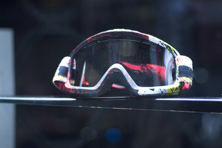 现代高科技防反射滑雪和滑雪板店护目镜在商店橱窗陈列中出售