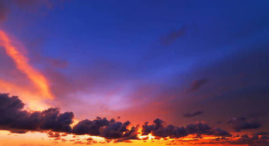 夕阳中戏剧性的天空和云彩的多彩色彩