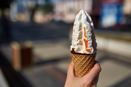 第一人称, 女孩走在路上, 手里拿着冰淇淋, 田野浅景深照片