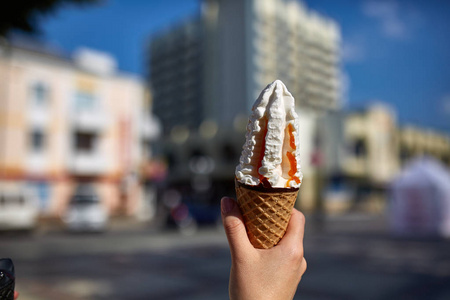 第一人称, 女孩走在路上, 手里拿着冰淇淋, 田野浅景深照片
