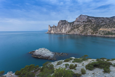 极简主义的海景。沿海日出