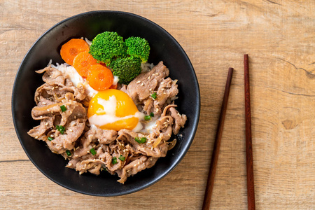 donburi, 猪肉米饭碗, 有温泉蛋和蔬菜日本菜式