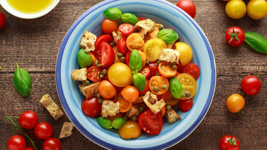 Panzanella 番茄沙拉, 配以红黄橙樱桃西红柿山瓜罗勒ciabatta 蒜。夏季健康食品