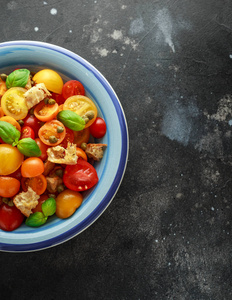 Panzanella 番茄沙拉, 配以红黄橙樱桃西红柿山瓜罗勒ciabatta 蒜。夏季健康食品