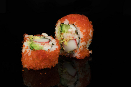 烘烤制作的热的寿司和蟹肉和奶酪向一白底蟹肉贡坎寿司.