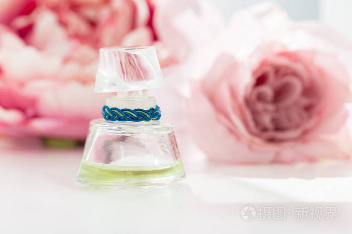 香水瓶花背景照片 正版商用图片0umfr7 摄图新视界 香水瓶花背景照片 正版商用图片0umfr7 摄图新视界