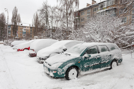 覆盖着白雪的冬季暴风雪在停车场的车辆